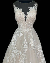 Load image into Gallery viewer, A-line Tulle Plus Size Wedding Dresses Lace Appliques