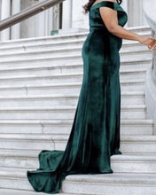 Load image into Gallery viewer, Plus Size Velvet Bridesmaid Dresses Emerald Green
