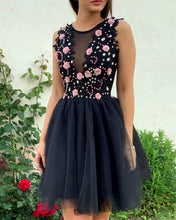 Load image into Gallery viewer, Short Black Tulle Homecoming Dresses With Pink Flowers