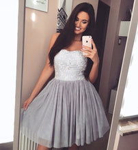 Load image into Gallery viewer, Cute A-line Pleated Tulle Homecoming Dresses Lace Appliques Sweetheart
