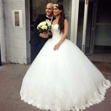 Load image into Gallery viewer, Lace Appliques Sweetheart Tulle Wedding Dresses Ball Gowns