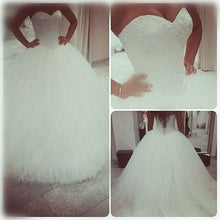 Load image into Gallery viewer, Lace Appliques Sweetheart Tulle Wedding Dresses Ball Gowns