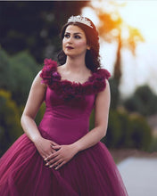 Load image into Gallery viewer, Off Shoulder Tulle Ball Gown Flower Wedding Dresses