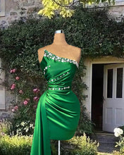 Load image into Gallery viewer, Short Green Sheath Strapless Satin Dress