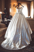 Load image into Gallery viewer, Royal Style Ivory Taffeta Sweetheart Wedding Dresses Ball Gowns