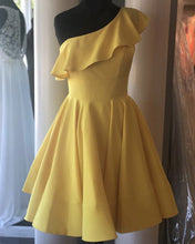 Load image into Gallery viewer, Short Yellow Homecoming Dresses One Shoulder