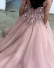 Load image into Gallery viewer, Spaghetti Straps V-neck Tulle Ball Gowns Prom Dresses Lace Flowers Appliques