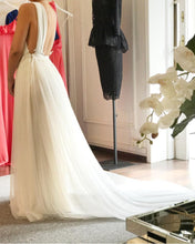 Load image into Gallery viewer, Tulle Beach Wedding Dresses Plunge Neck Appliques
