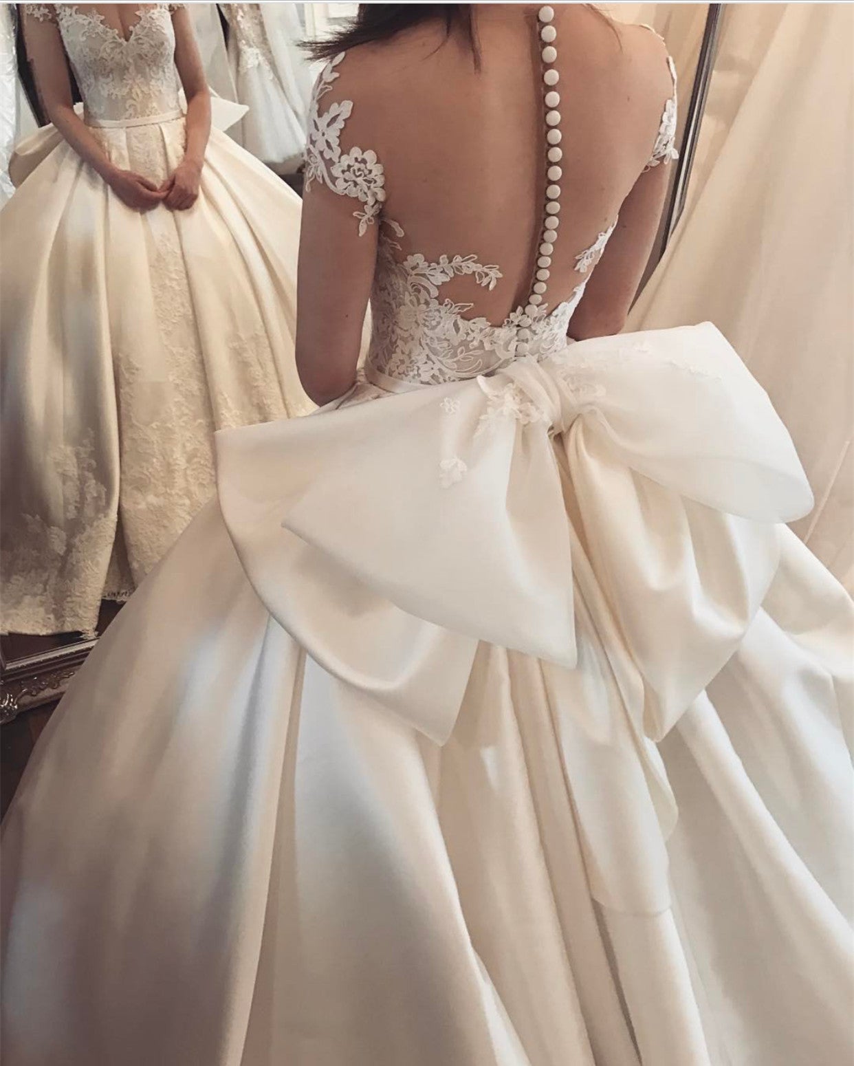 Vintage Lace Appliques Cap Sleeves Satin Wedding Dresses Ball Gowns with Bow