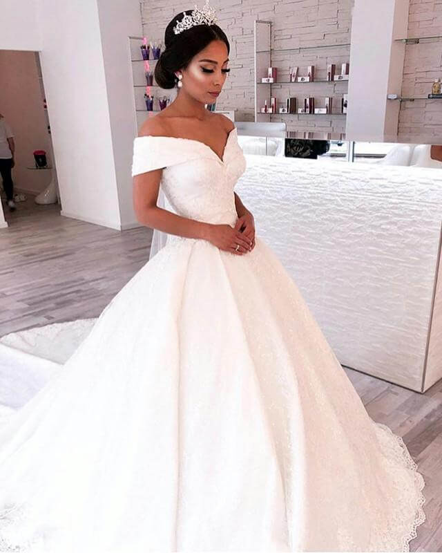 Vintage Lace Ball Gown Wedding Dress Off Shoulder V-neck Vintage Lace Ball Gown Wedding Dress Off Shoulder V-neck