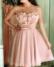 Load image into Gallery viewer, Tulle Homecoming Dresses Strapless With Handmade Flowers