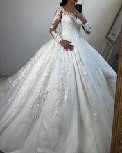 Load image into Gallery viewer, Vintage Wedding Ball Gown