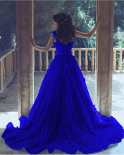 Load image into Gallery viewer, Elegant Spaghetti Straps Lace Flower Appliques Tulle Prom Dresses
