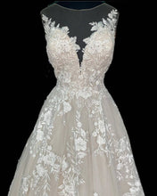Load image into Gallery viewer, A-line Tulle Plus Size Wedding Dresses Lace Appliques
