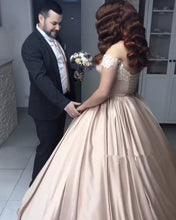 Load image into Gallery viewer, Ball Gowns Satin Wedding Dresses Champagne Lace Appliques
