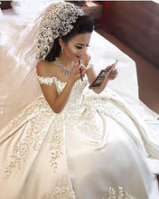 Load image into Gallery viewer, Vintage Wedding Dresses Ball Gowns Lace Appliques
