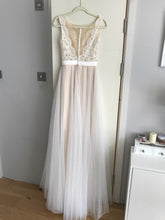 Load image into Gallery viewer, Modest-Wedding-Dresses-Tulle-A-line-Bride-Dress-With-Lace-Sleeves
