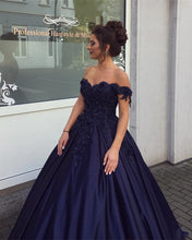 Load image into Gallery viewer, Duchesse-Stil Schulterfrei Ärmellos Applikationen Satin Bodenlang Kleider
