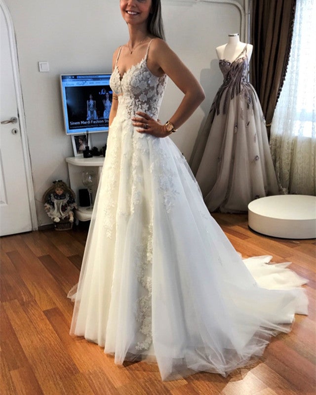 Elegant Chantilly Tulle And Lace V-neck Wedding Beach Dresses-alinanova