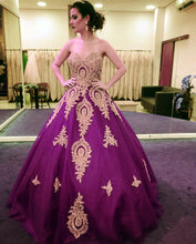 Load image into Gallery viewer, Gold Lace Appliques Sweetheart Ball Gowns Quinceanera Dresses
