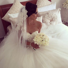 Load image into Gallery viewer, Gorgeous Lace Sweetheart Pearl And Flowers Beaded Tulle Wedding Dresses
