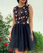 Load image into Gallery viewer, Short Black Tulle Homecoming Dresses With Pink Flowers
