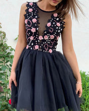 Load image into Gallery viewer, Short Black Tulle Homecoming Dresses With Pink Flowers
