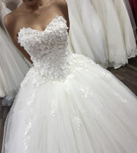 Load image into Gallery viewer, Lace Flowers Sweetheart Drop Waistline Tulle Wedding Gowns
