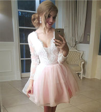 Load image into Gallery viewer, Short Tulle Plunge Neck Homecoming Dresses Lace Appliques Long Sleeves
