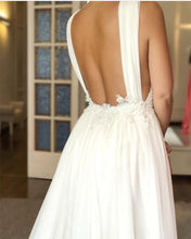 Load image into Gallery viewer, Tulle Beach Wedding Dresses Plunge Neck Appliques
