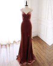 Load image into Gallery viewer, English Rose Velvet Bridesmaid Dresses
