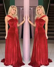 Load image into Gallery viewer, Halter Velvet Bridesmaid Dresses Floor Length
