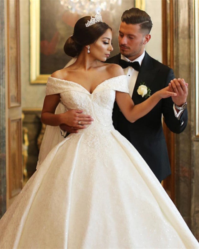 Vintage Lace Ball Gown Wedding Dress Off Shoulder V-neck