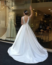 Load image into Gallery viewer, Brautkleider Wadenlang Elfenbein A-Linie/Princess-Linie V-Ausschnitt Perlen verziert Ärmellos Satin

